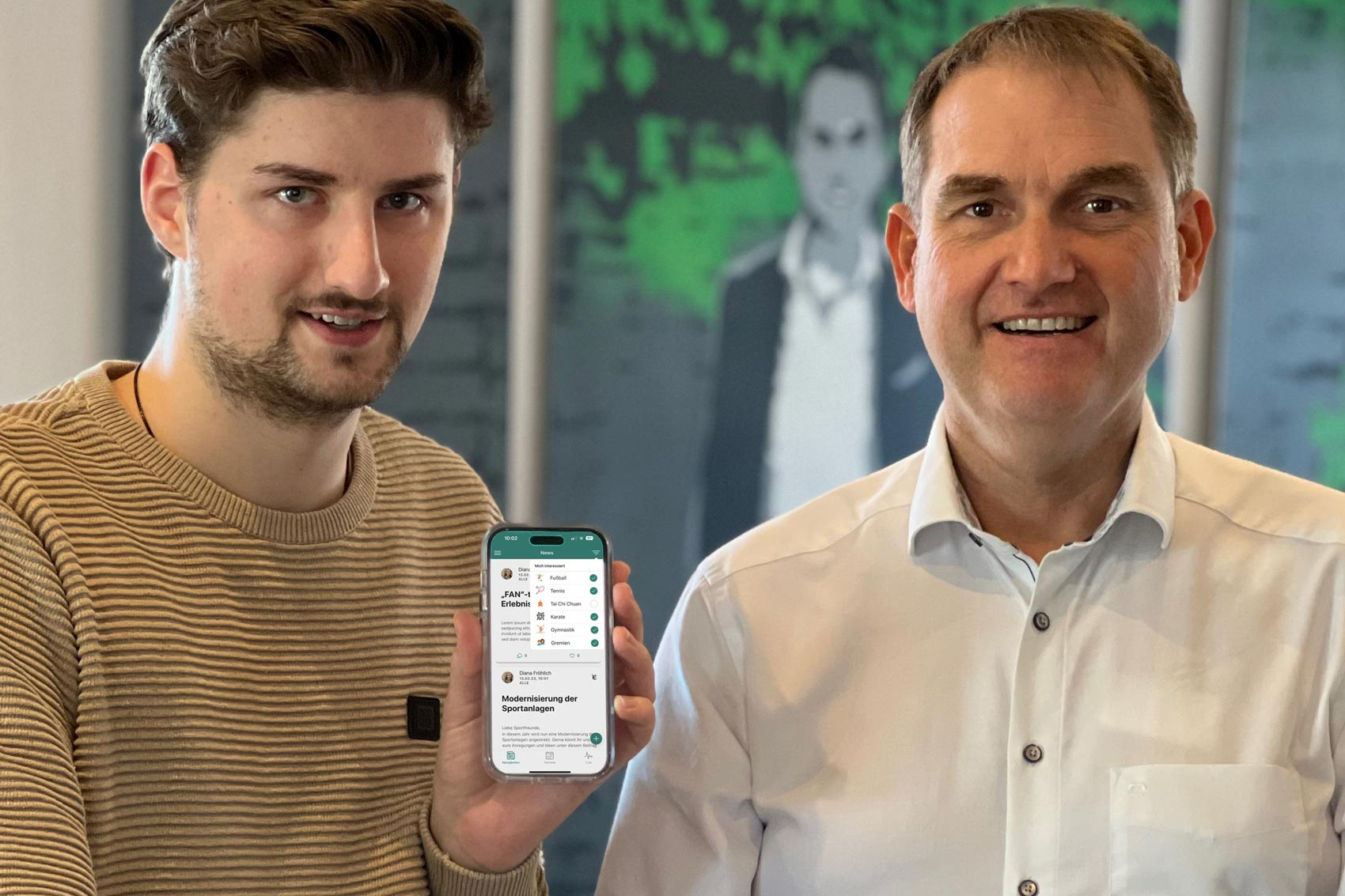 Leon Quacken (links) und Dr. Oliver Grün mit GRÜN ClubHero, der App für Sportvereine.